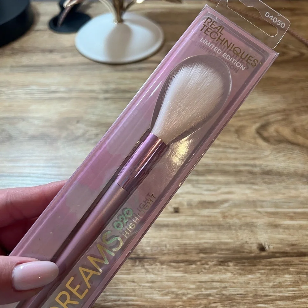 REAL TECHNIQUES • LIMITED EDITION CASHMERE DREAMS • 020 HIGHLIGHT